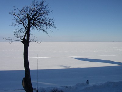 大雪原...ではありません。今のサロマ湖です。