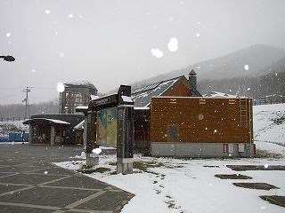 師走です。雪も舞います。裏山のサロマ湖展望台も冬期通行止めに。